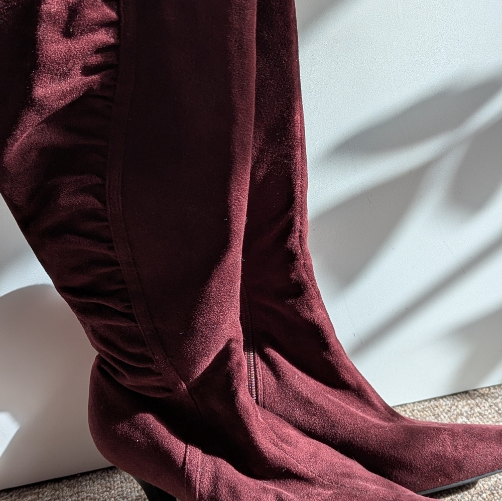 Burgundy Wine Boots 8 M Faux Suede knee high pointy toe ruching stretch heeled - Picture 2 of 11
